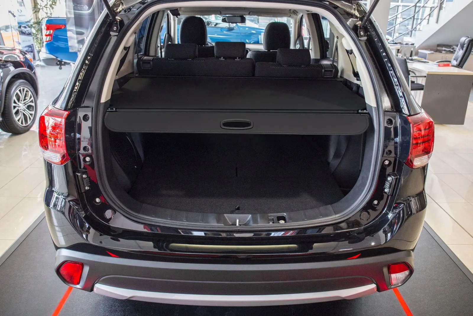 Bagasjerom rollon Mitsubishi Outlander III 2012 - 2022 | versjon med elektrisk bakluke │ Uttrekkbart bagasjeromstrekkke I Verson uten subwoofer