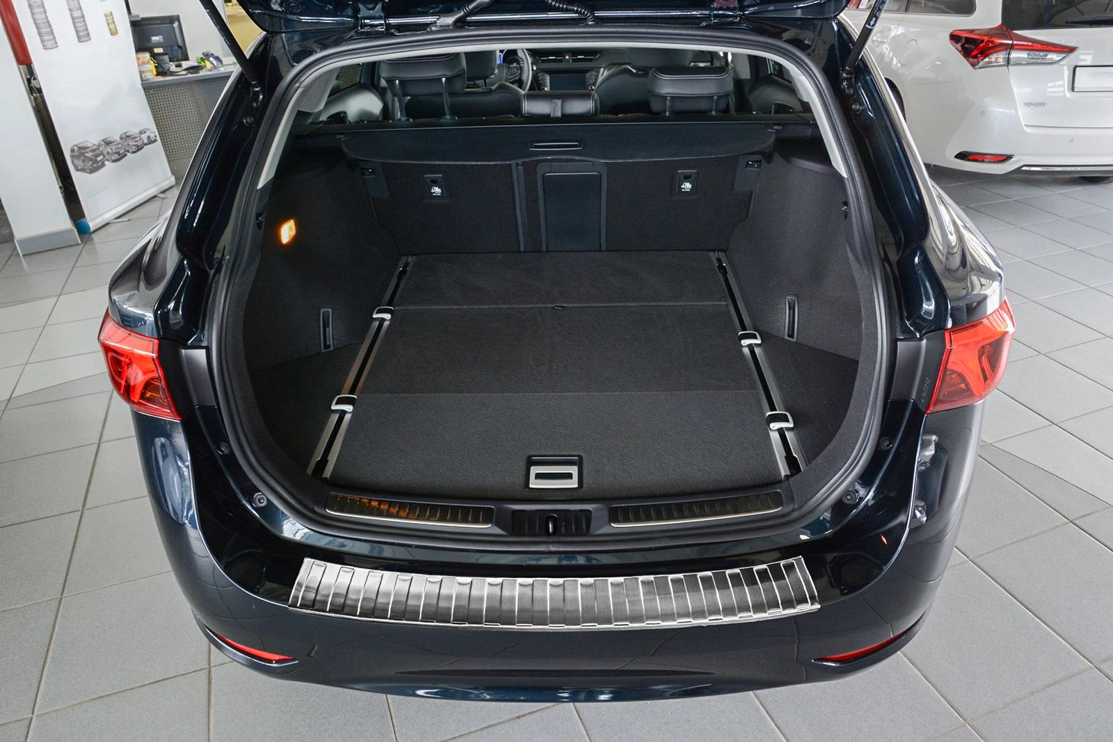 Bagasjerom rollon Toyota Avensis III (T27) 2009 - 2018 │ Uttrekkbart bagasjeromstrekk