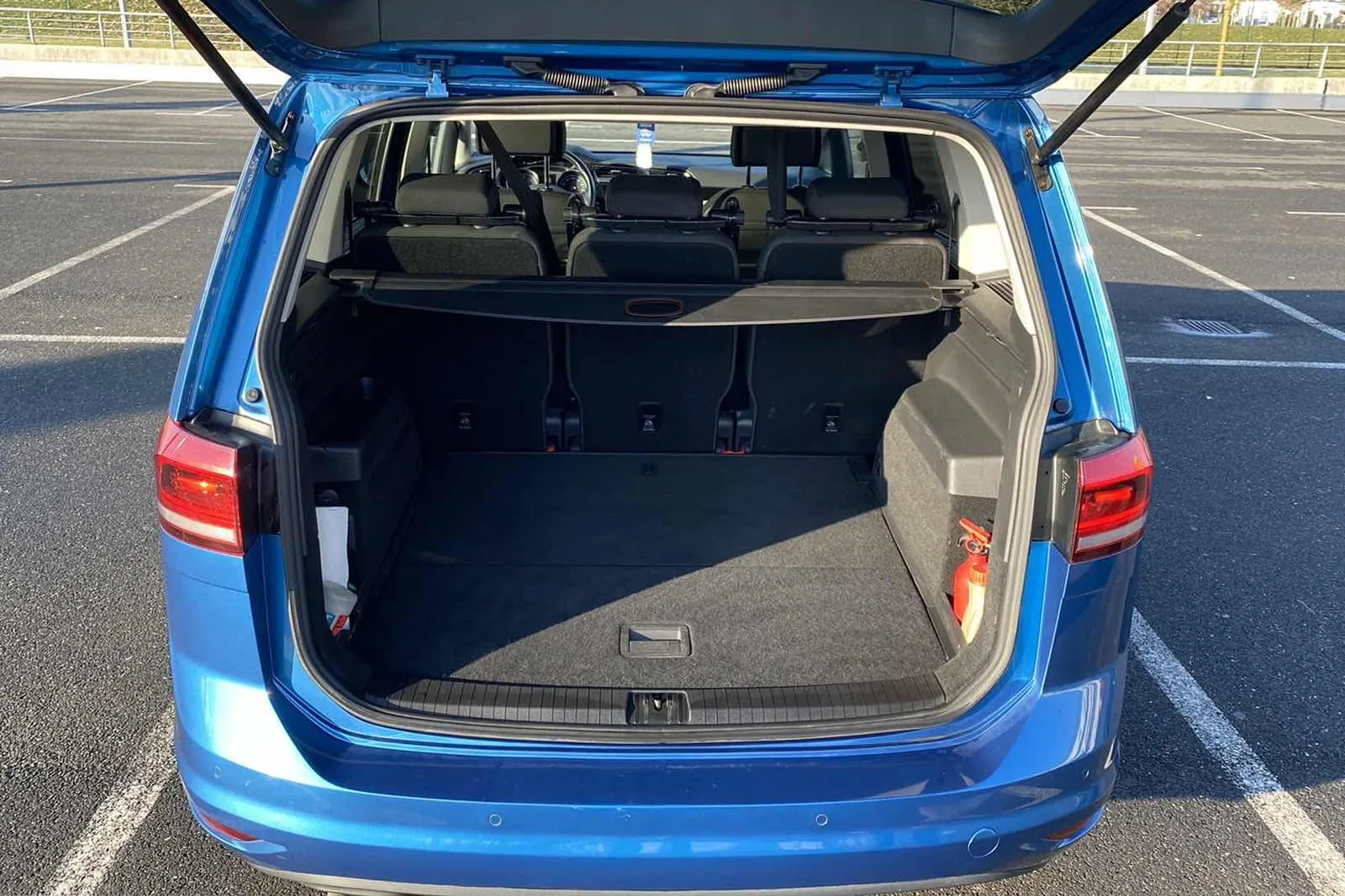 Bagasjerom rollon Volkswagen Touran 5T 2015 -> │ Uttrekkbart bagasjeromstrekk
