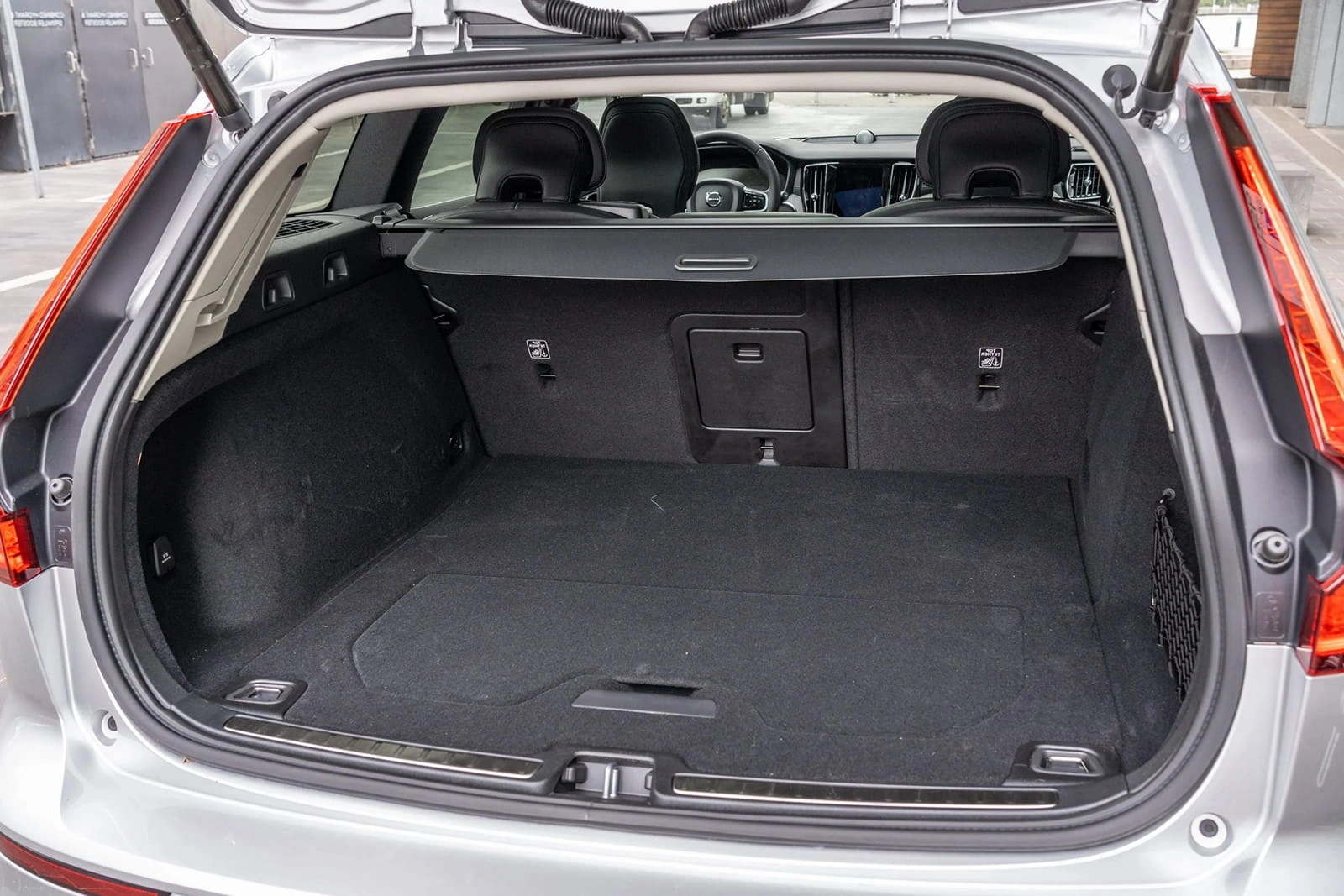 Bagasjerom rollon Volvo V60 II 2018 -> │ Uttrekkbart bagasjeromstrekk