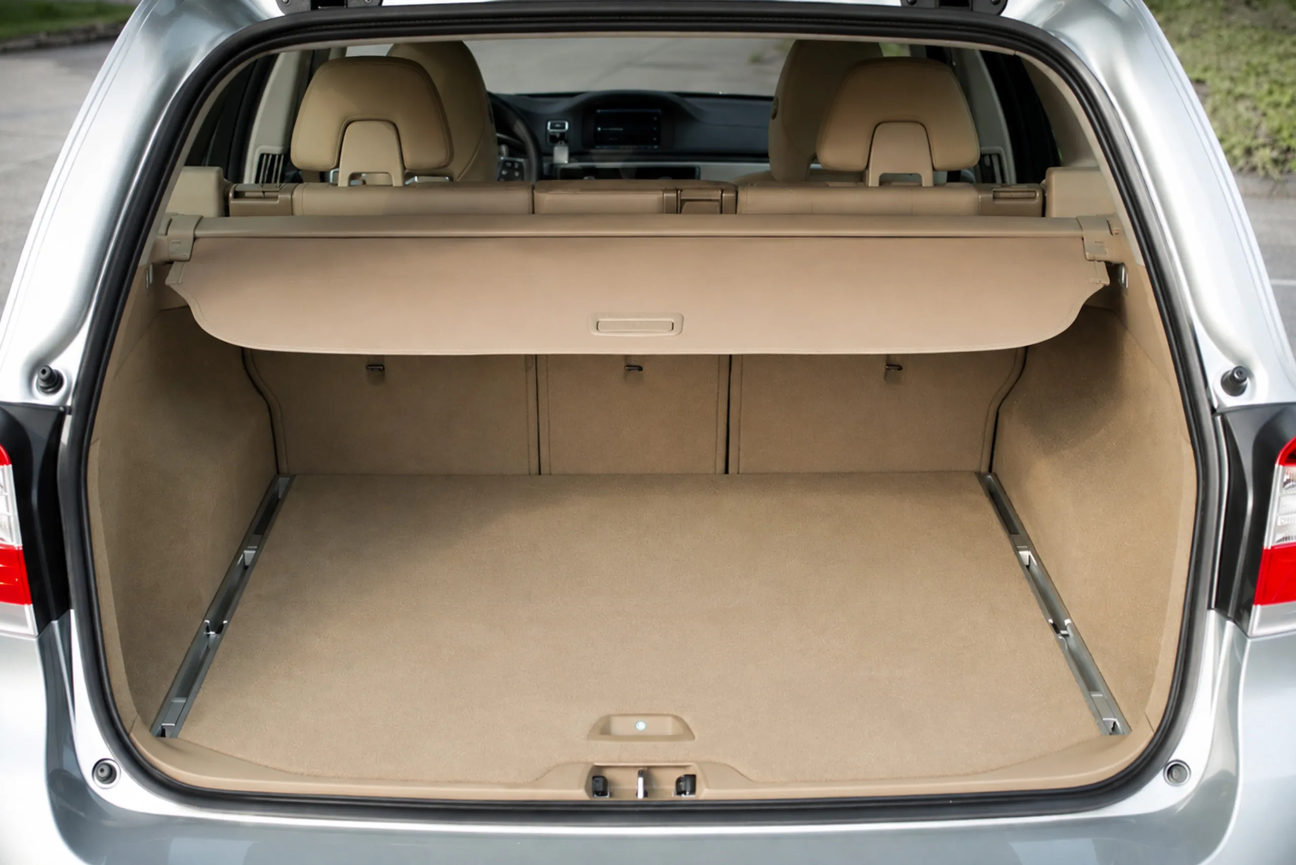 Bagasjerom rollon Volvo V70 2007 - 2016 / Volvo XC70 2007 - 2016 │ Uttrekkbart bagasjeromstrekk - Beige