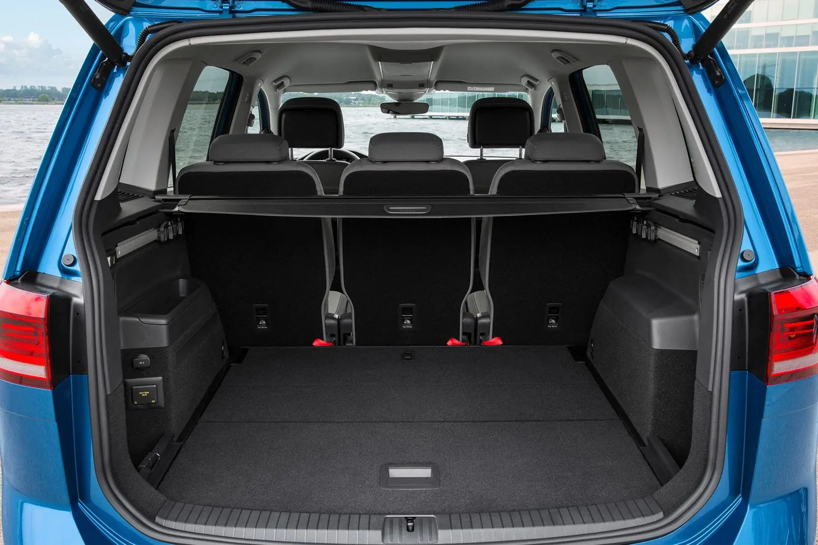 Bagasjerom rollon VW Touran I 2003 - 2015 | Black │ Uttrekkbart bagasjeromstrekk Image 1