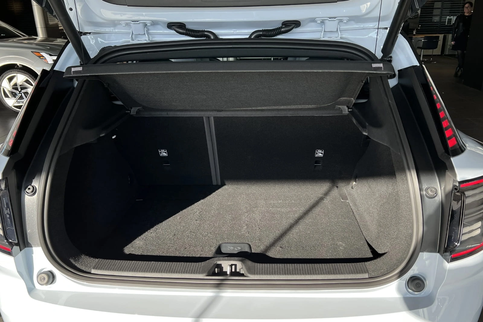 Bagasjeromshylle Volvo EX30 2023 ->