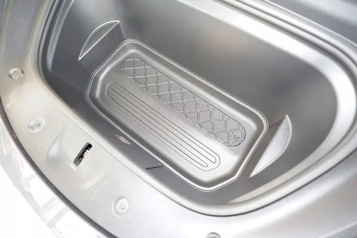 Bagasjeromsmatte foran Tesla Model Y 2020 -> │ Guardliner Image 1