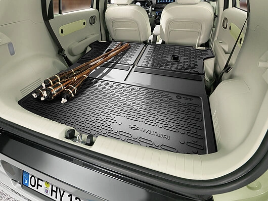 Bagasjeromsmatte Hyundai Inster 2025 -> │ for biler med justerbare bakseter (KUN BAGASJEROMSMATTEN - BAKSETERMATTEN SELGES SEPARAT) Image 1