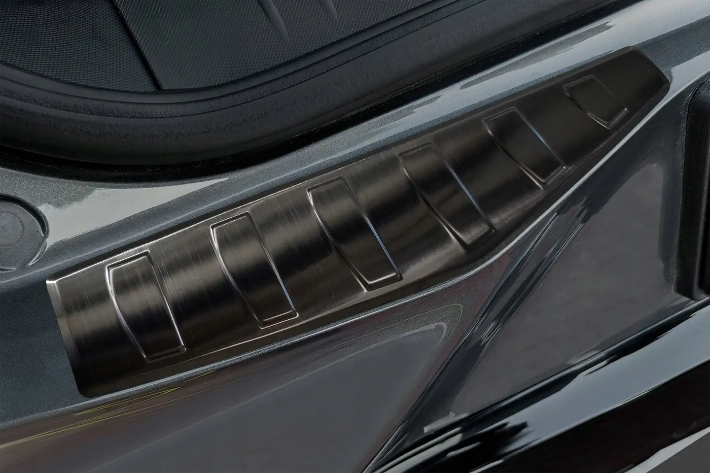 Bakfangerbeskytter Ford Mustang Mach-E 2020 -> │ Black Edition – bilde 3