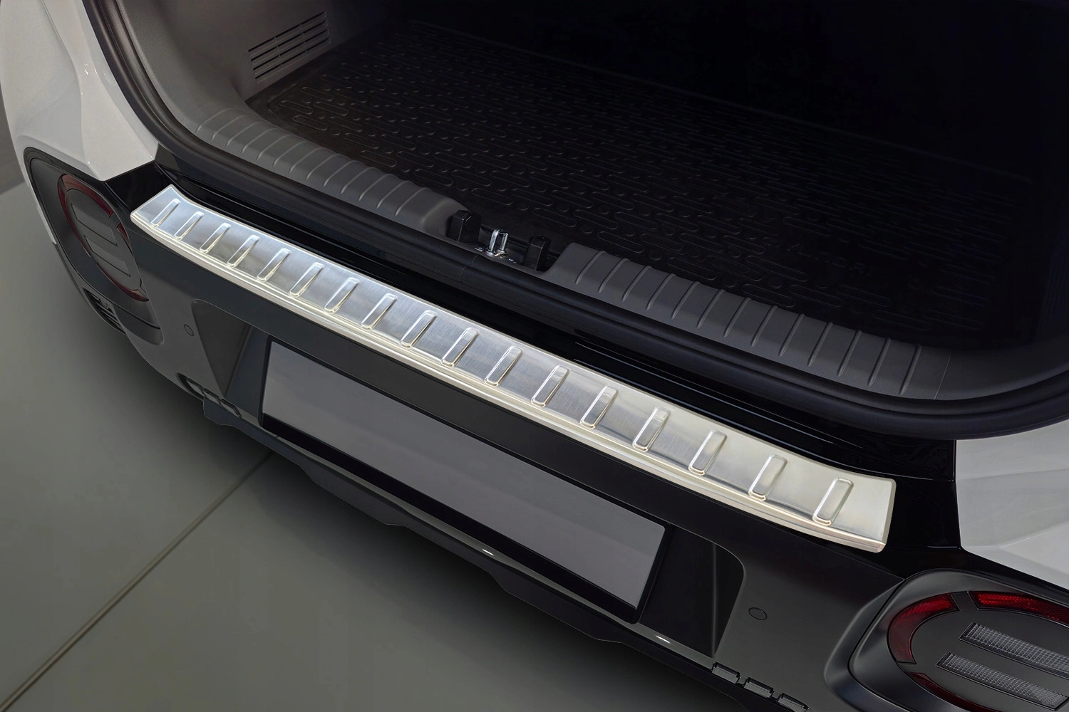 Bakfangerbeskytter Hyundai Inster 2025 -> │ Silver Blank Edition