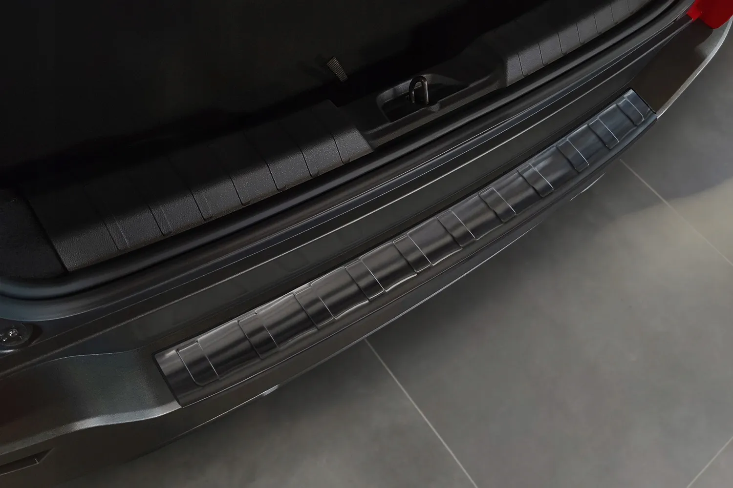 Bakfangerbeskytter Jeep Avenger 2023 -> │ Black Edition