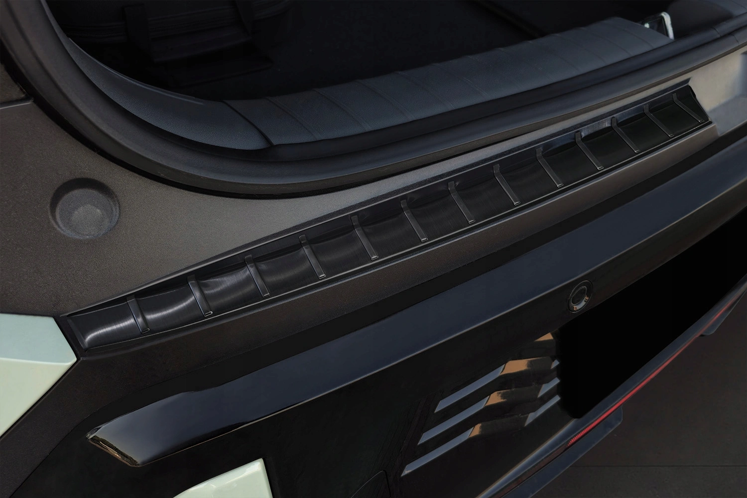 Bakfangerbeskytter Kia EV3 GT-Line 2024 -> │ Mørk grafitt – bilde 3