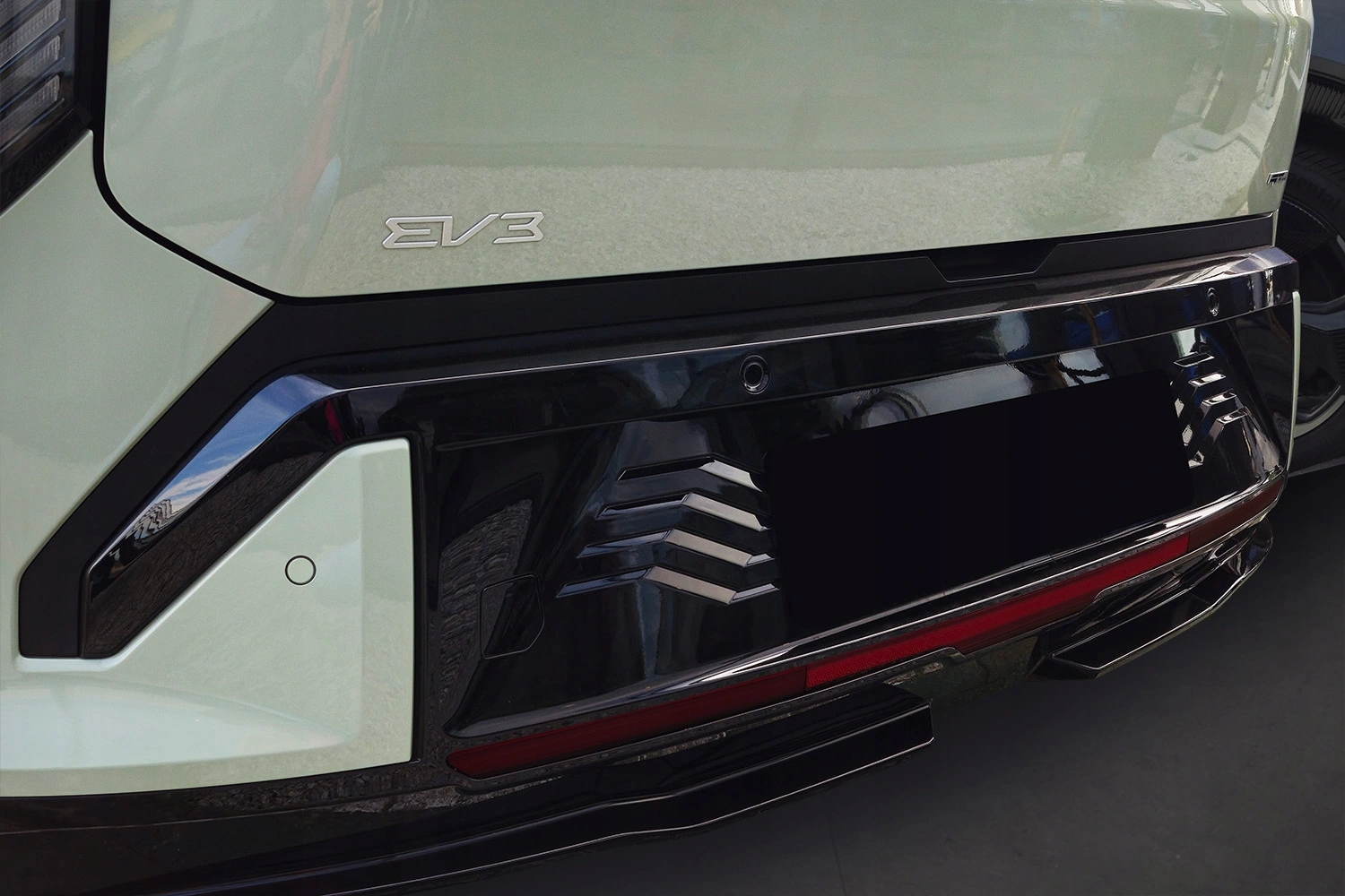 Bakfangerbeskytter Kia EV3 GT-Line 2024 -> │ Sølv Blank – bilde 3