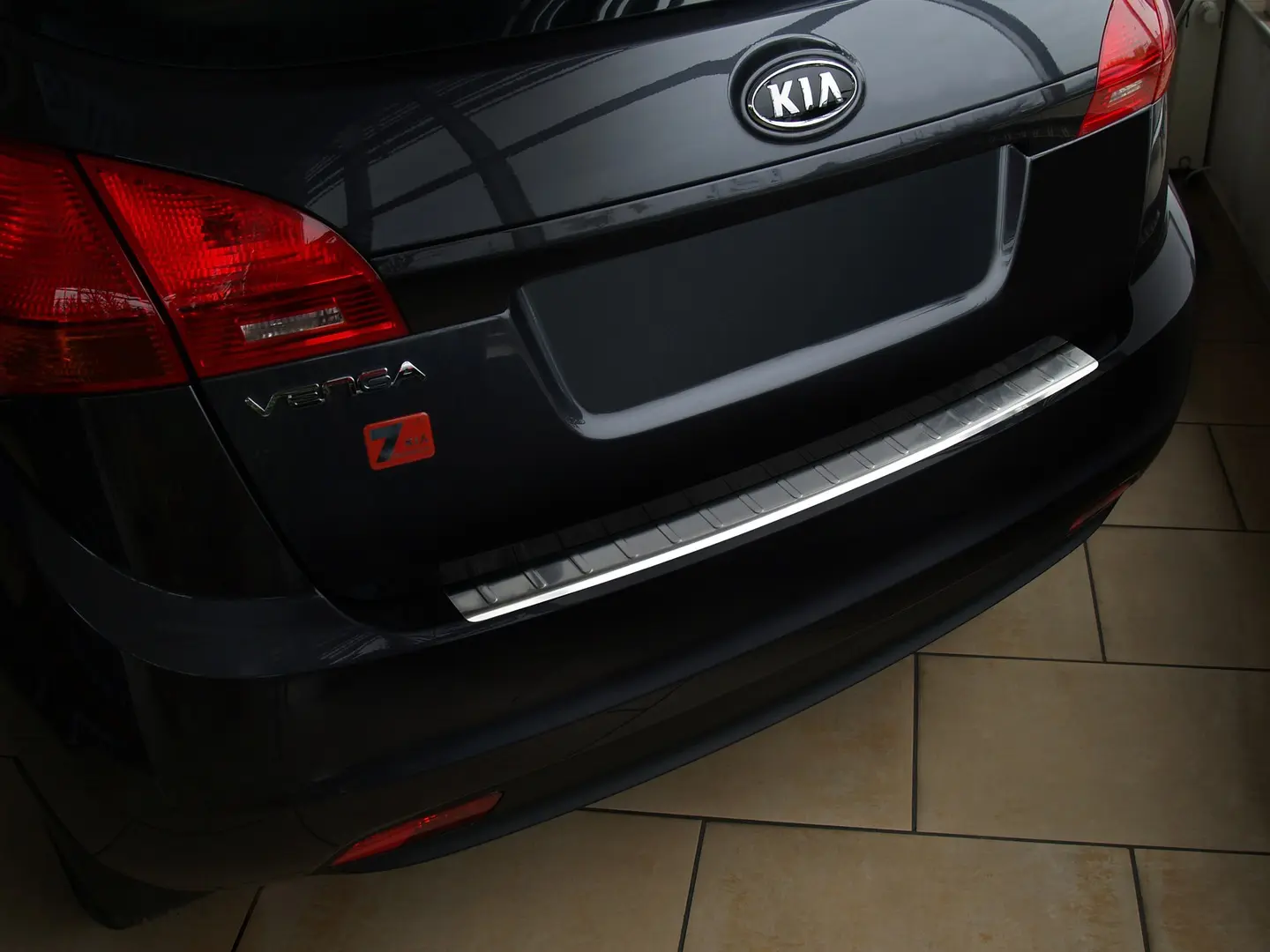 Bakfangerbeskytter Kia Venga hatchback 2009-2014 pre-facelift Silver Edition