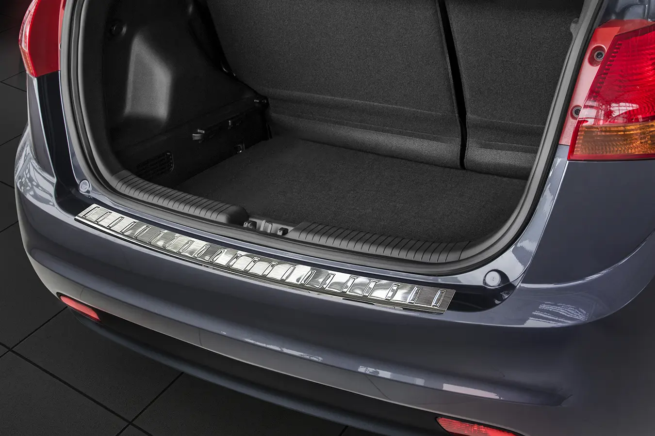 Bakfangerbeskytter Kia Venga hatchback 2014-> facelift Silver Edition