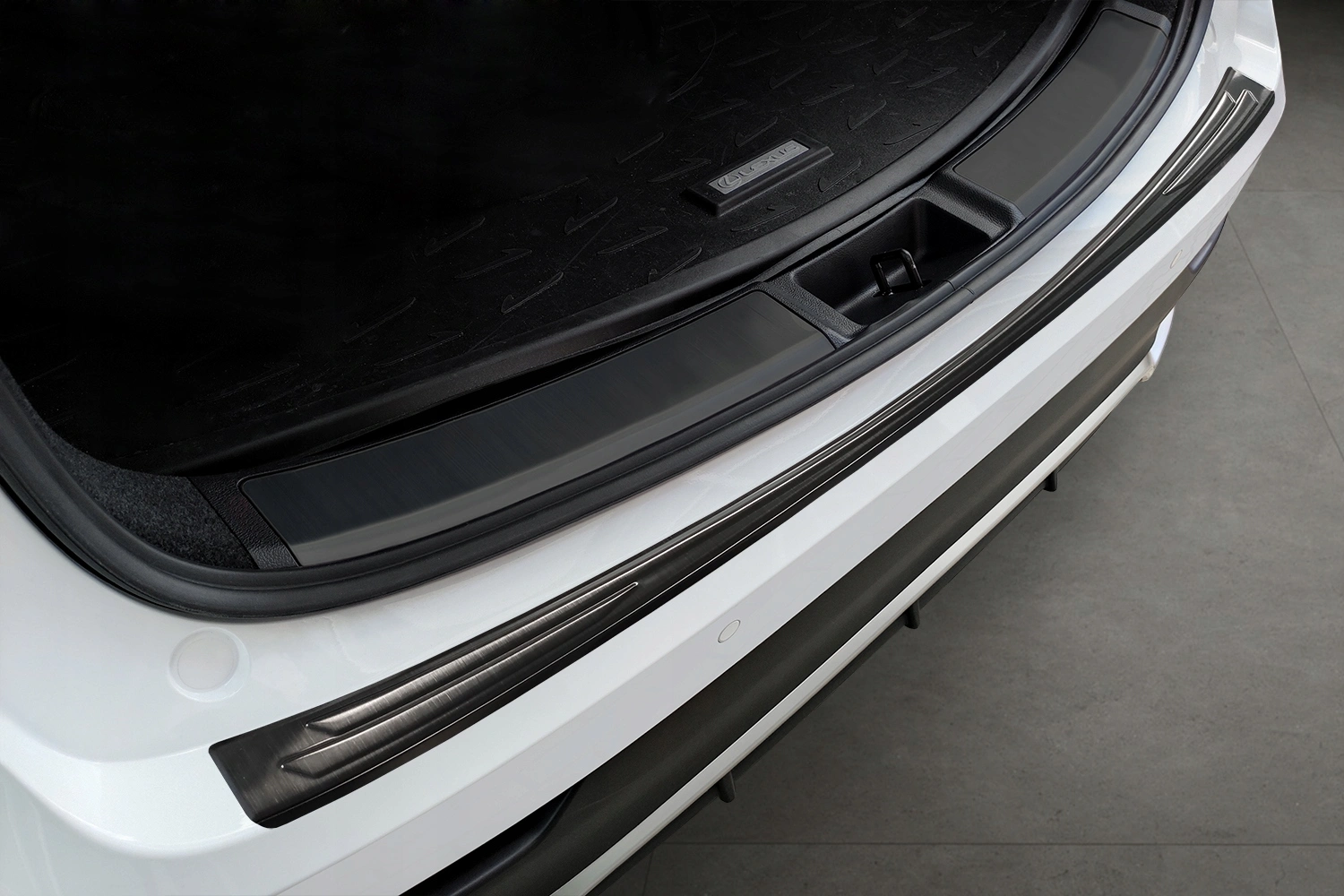 Bakfangerbeskytter Lexus NX II 2021 -> │ Black Edition