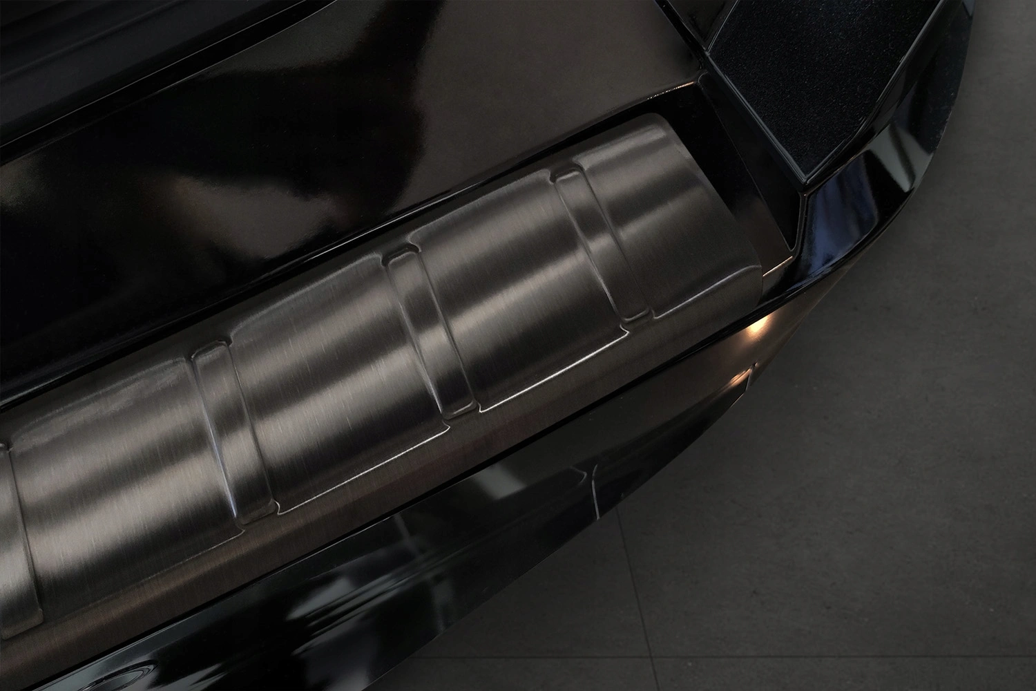 Bakfangerbeskytter Lexus RZ 2023 -> │ Black Edition – bilde 2