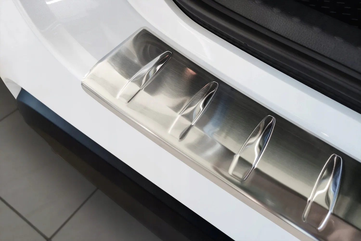 Bakfangerbeskytter Mazda 2 Hybrid 2022 -> │ Chrome Edition – bilde 3