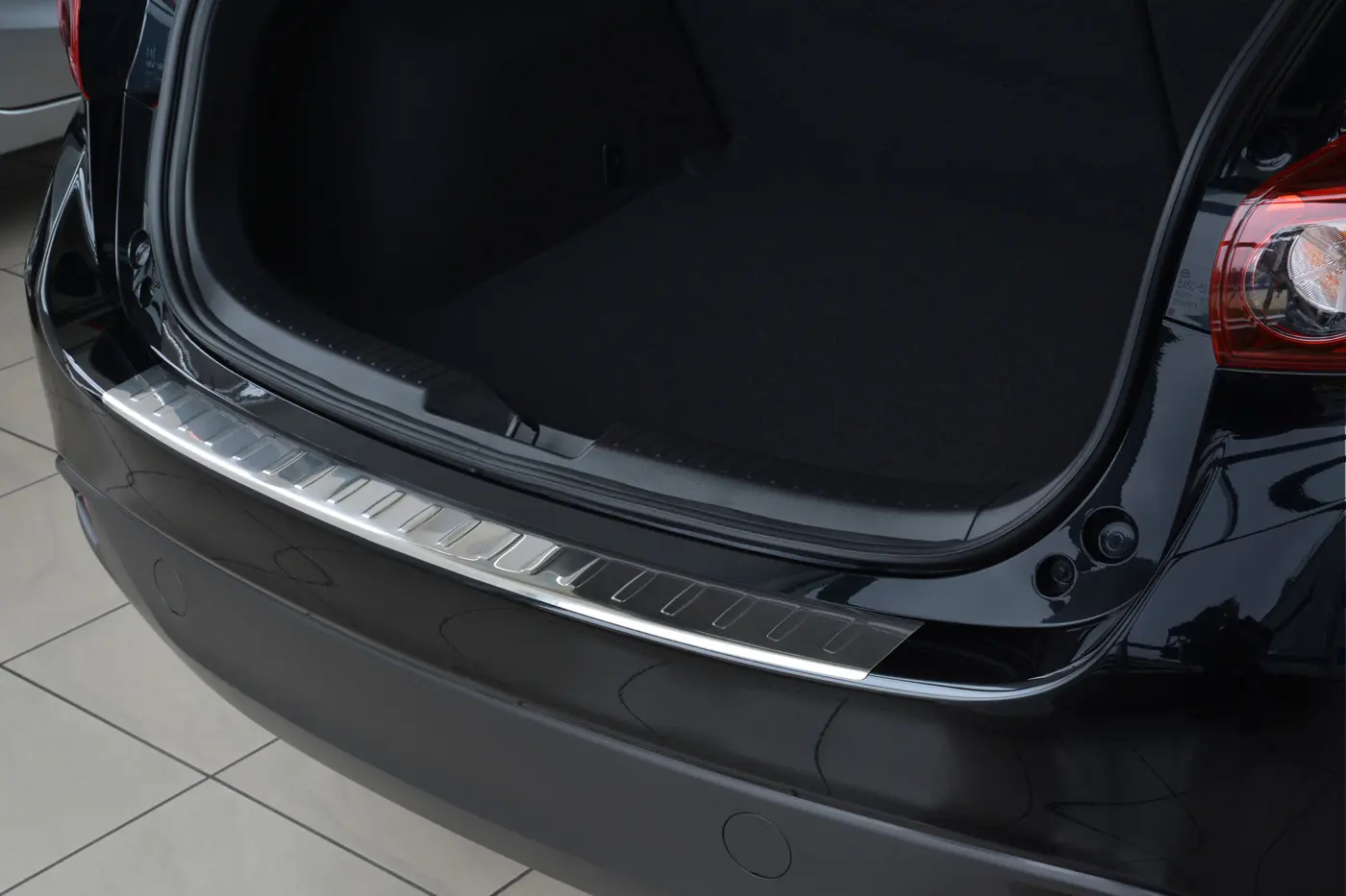 Bakfangerbeskytter Mazda 3 hatchback 2013-2019 (passer ike til Mazda 3 IV) Silver Edition – bilde 2