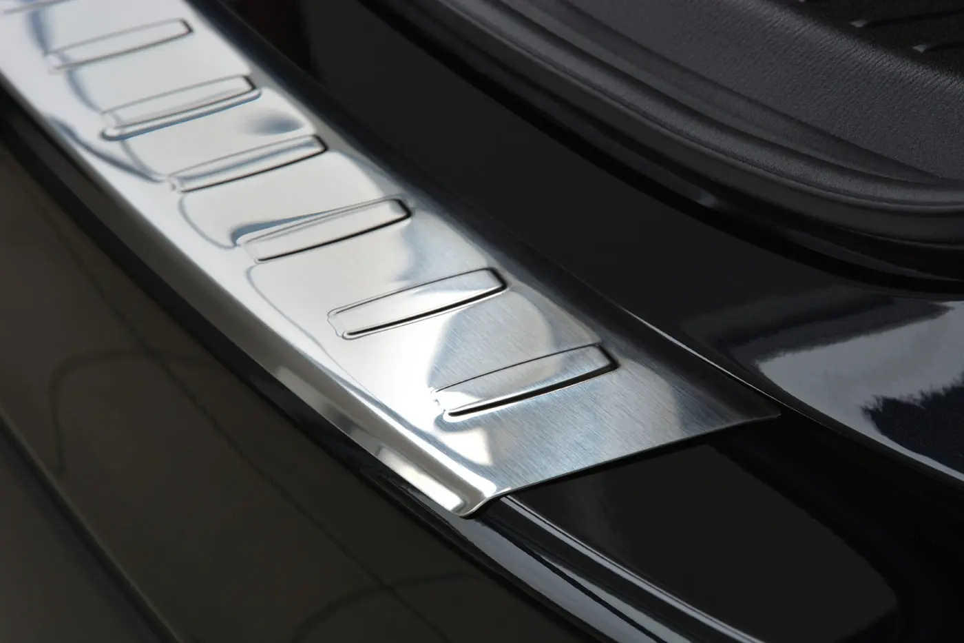 Bakfangerbeskytter Mazda 3 hatchback 2013-2019 (passer ike til Mazda 3 IV) Silver Edition – bilde 3