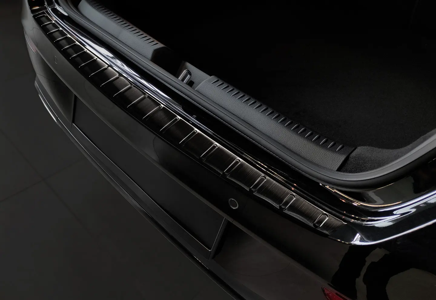 Bakfangerbeskytter Mercedes-Benz CLA-Class II Shooting Brake X118 2019-> Black Edition