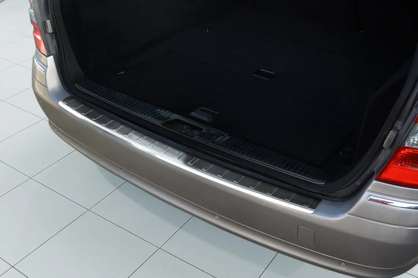 Bakfangerbeskytter Mercedes-Benz E-Class W 211 T-model 2002-2009 Silver Edition