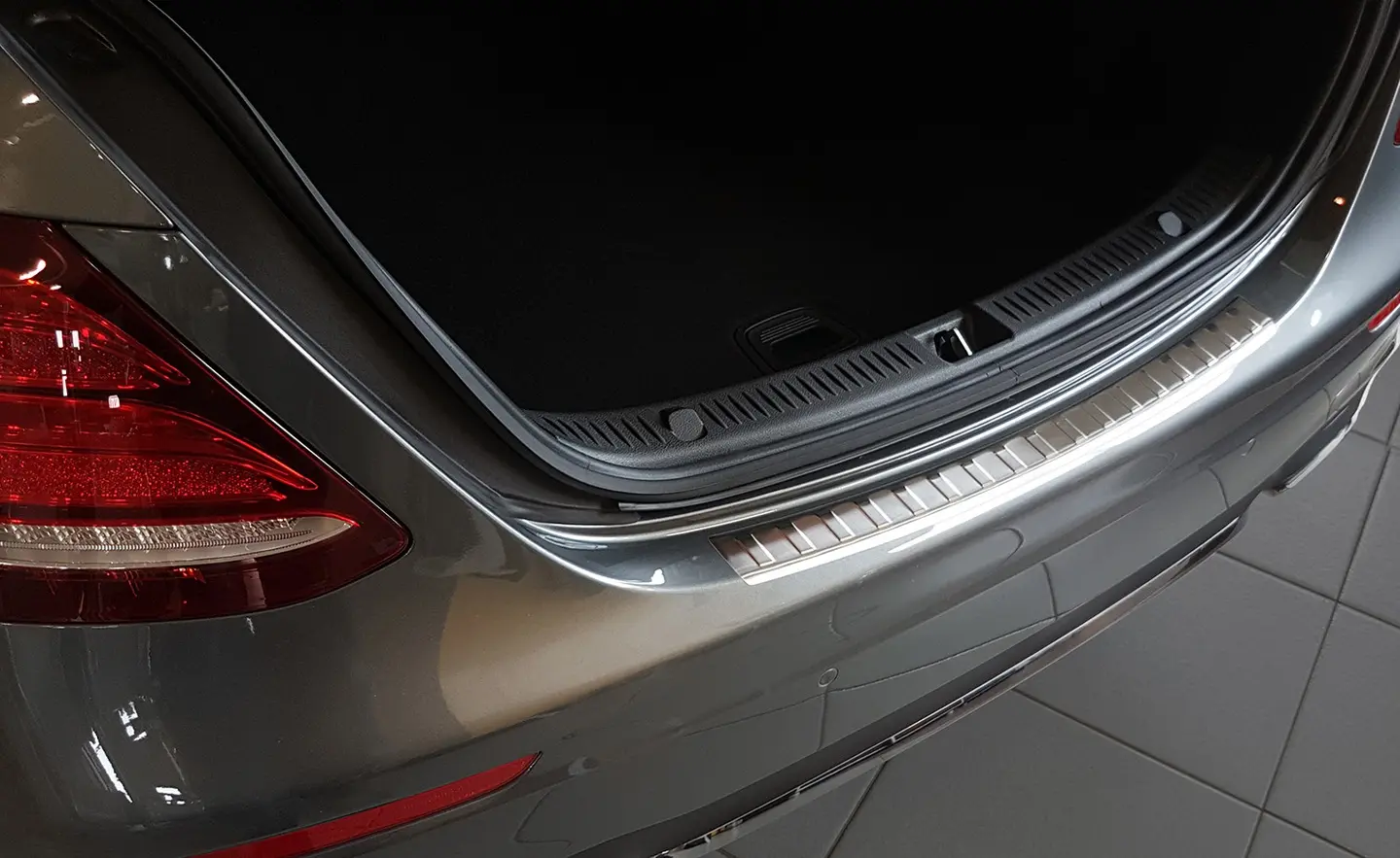 Bakfangerbeskytter Mercedes-Benz E (W213) Sedan 2016 - 2023 | Silver Edition