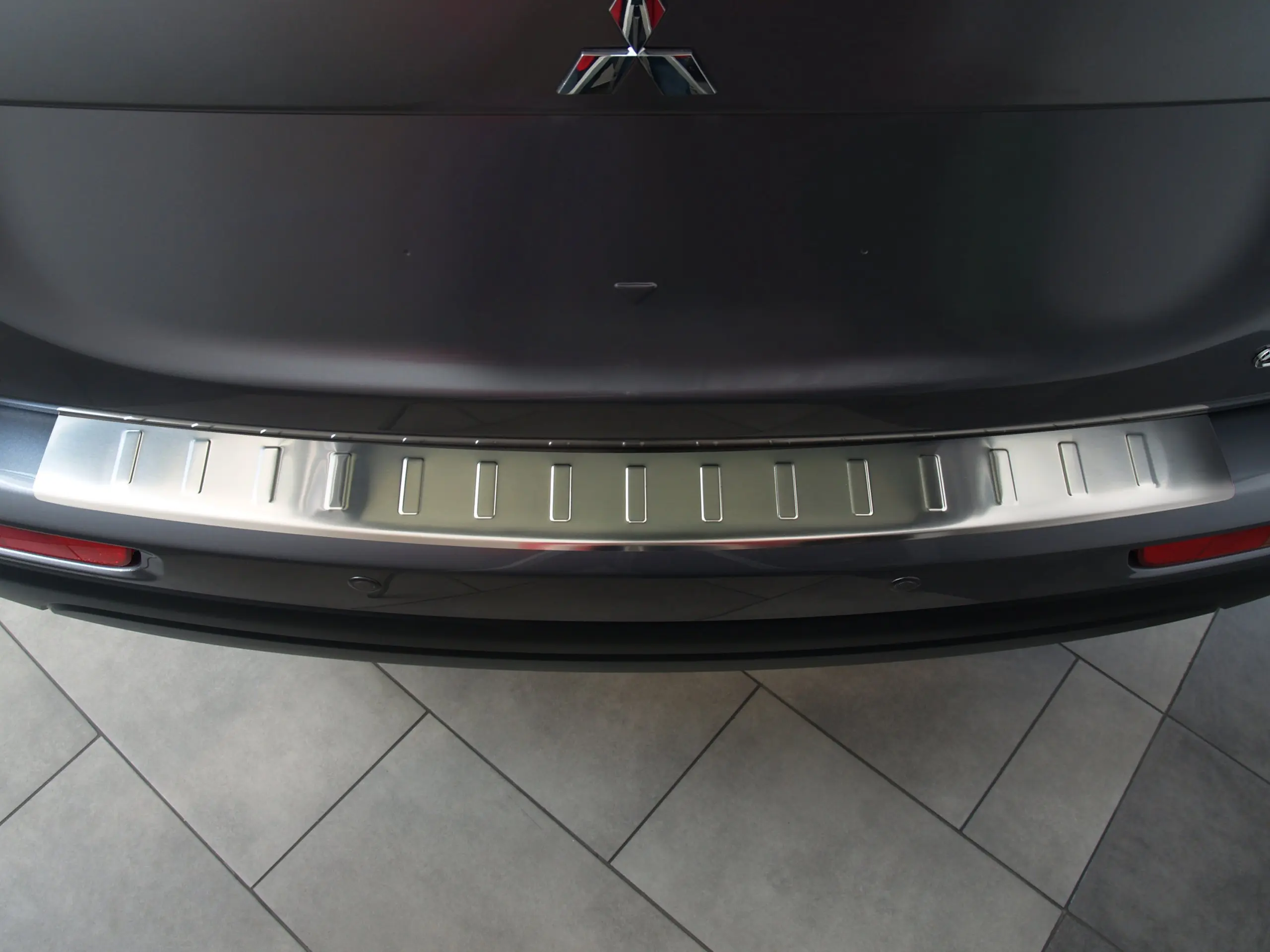 Bakfangerbeskytter Mitsubishi Outlander III 2012 - 2015 │ Chrome – bilde 2