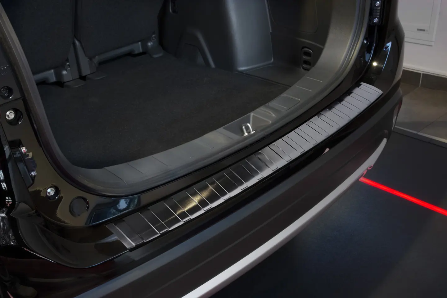 Bakfangerbeskytter Mitsubishi Outlander III facelift 2015-2021 | Black Edition (passer ikke til modeller med PDC)
