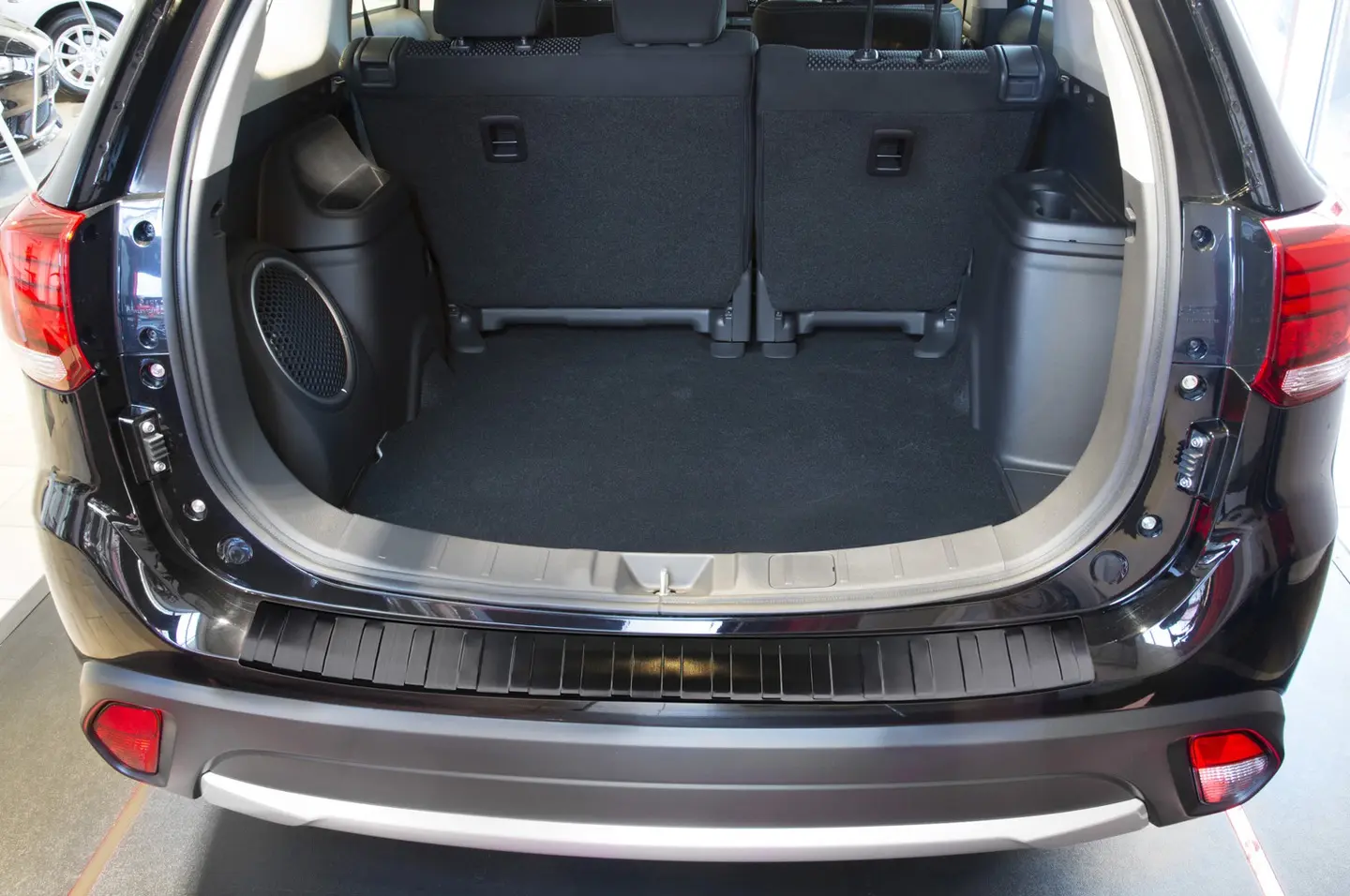 Bakfangerbeskytter Mitsubishi Outlander III facelift 2015-2021 | Black Edition (passer ikke til modeller med PDC) – bilde 2