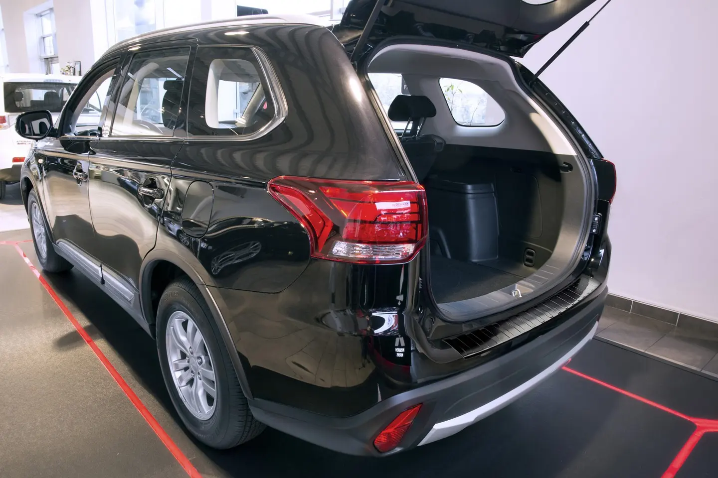 Bakfangerbeskytter Mitsubishi Outlander III facelift 2015-2021 | Black Edition (passer ikke til modeller med PDC) – bilde 3