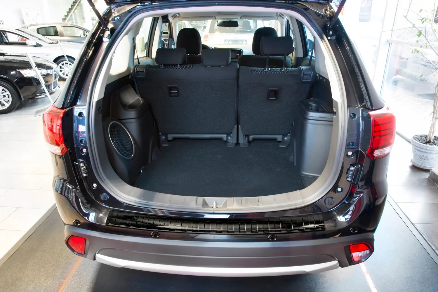 Bakfangerbeskytter Mitsubishi Outlander III Facelift 2015 - 2022 │ Black Edition – bilde 2