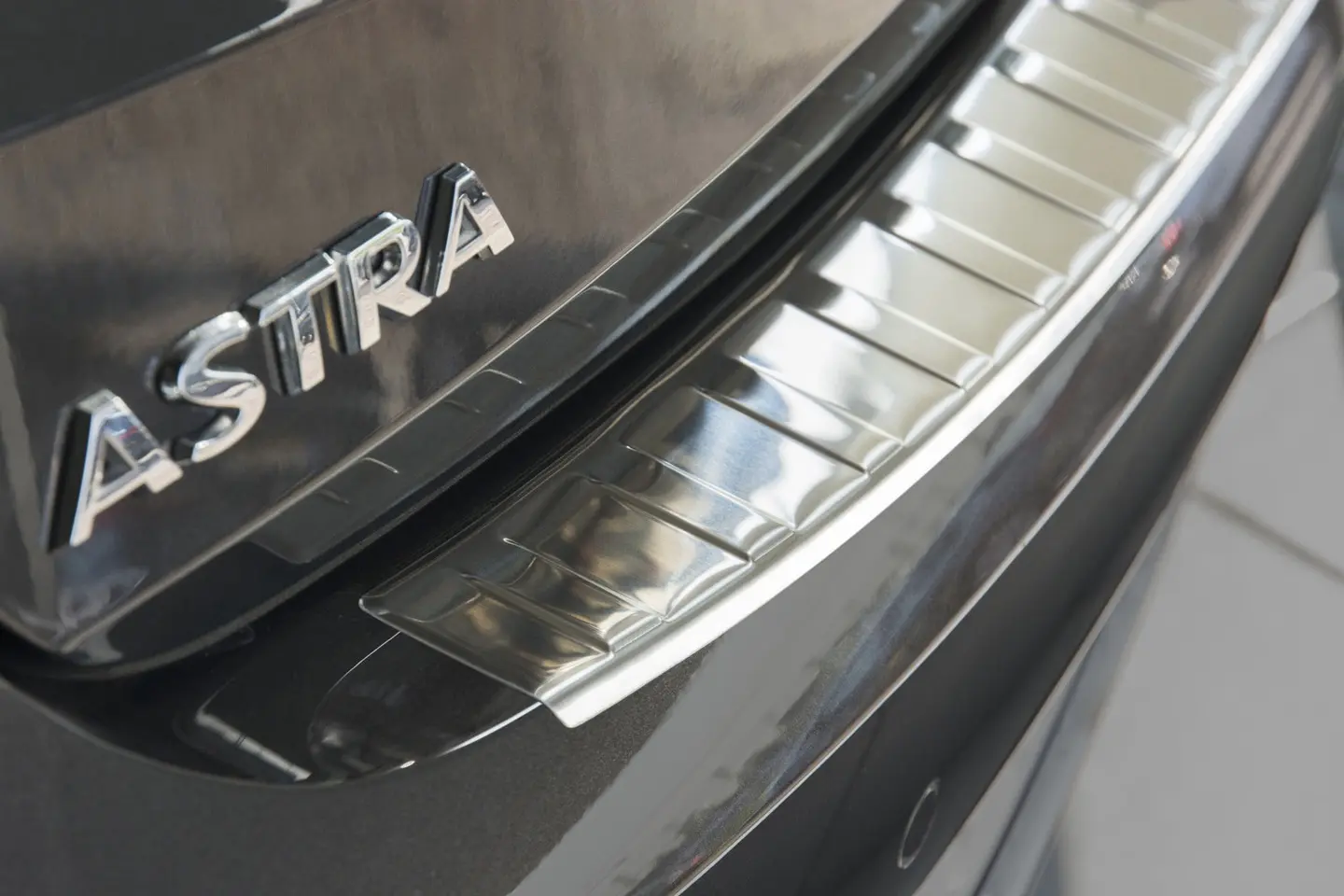 Bakfangerbeskytter Opel Astra K Sports Tourer 2015 - 2022 │ Silver Edition – bilde 3