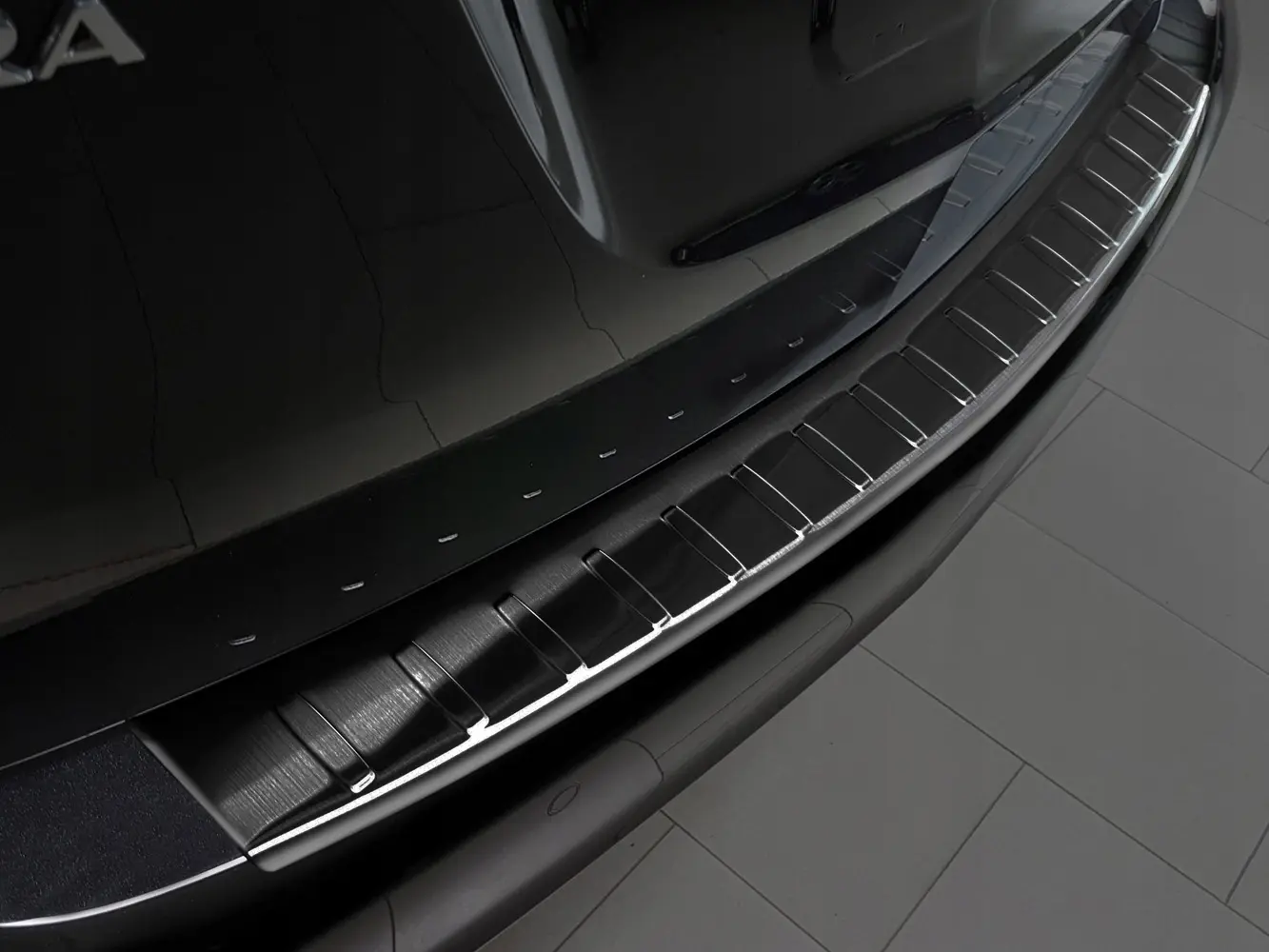 Bakfangerbeskytter Opel Zafira C 2012 - 2019  Black Edition