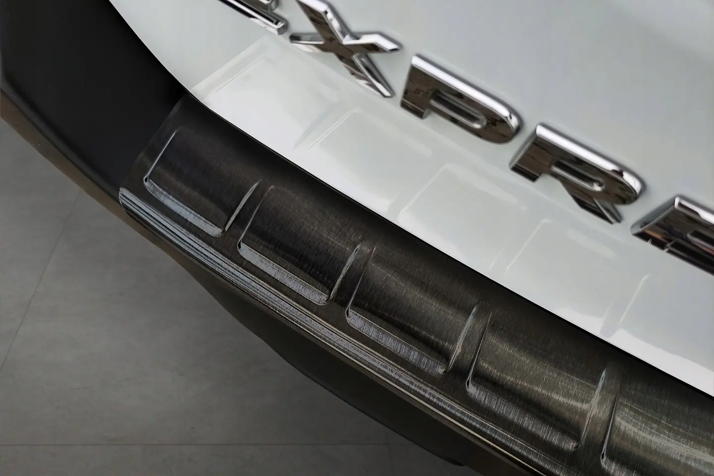 Bakfangerbeskytter Renault Ekspress 2021-> Black Edition – bilde 4