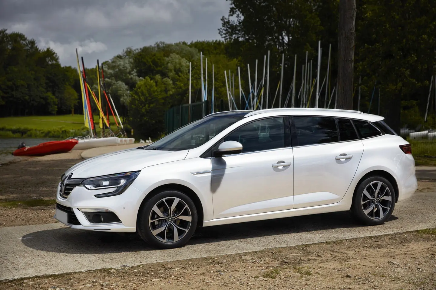 Bakfangerbeskytter Renault Megane IV Grandtour 2016-> – bilde 7