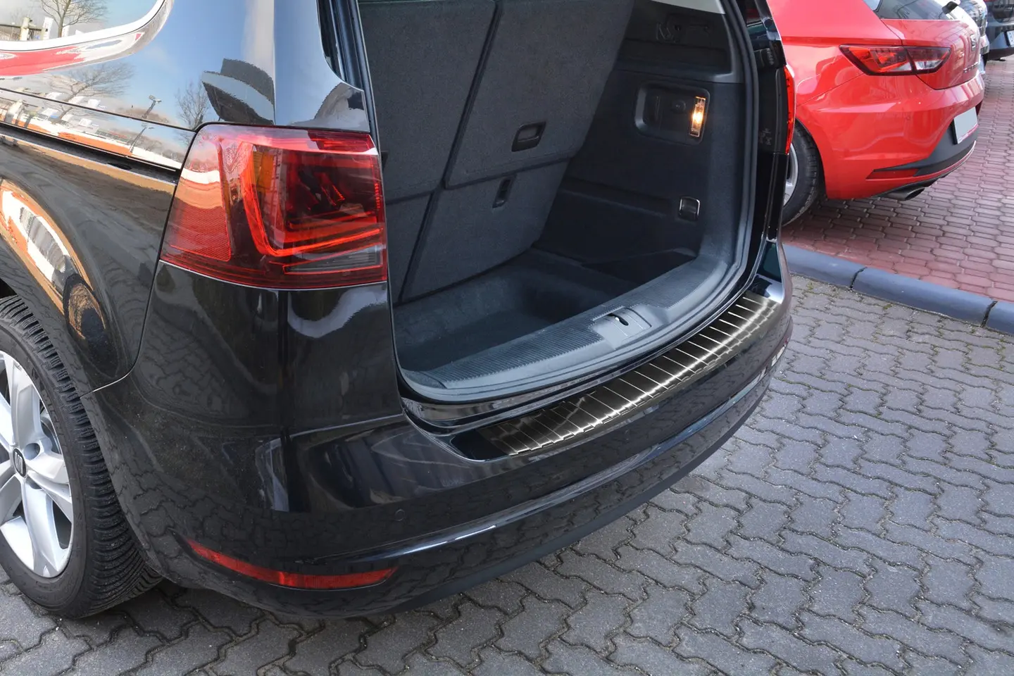 Bakfangerbeskytter Seat Alhambra II / VW Sharan II 2010 - 2022 │ Black Edition