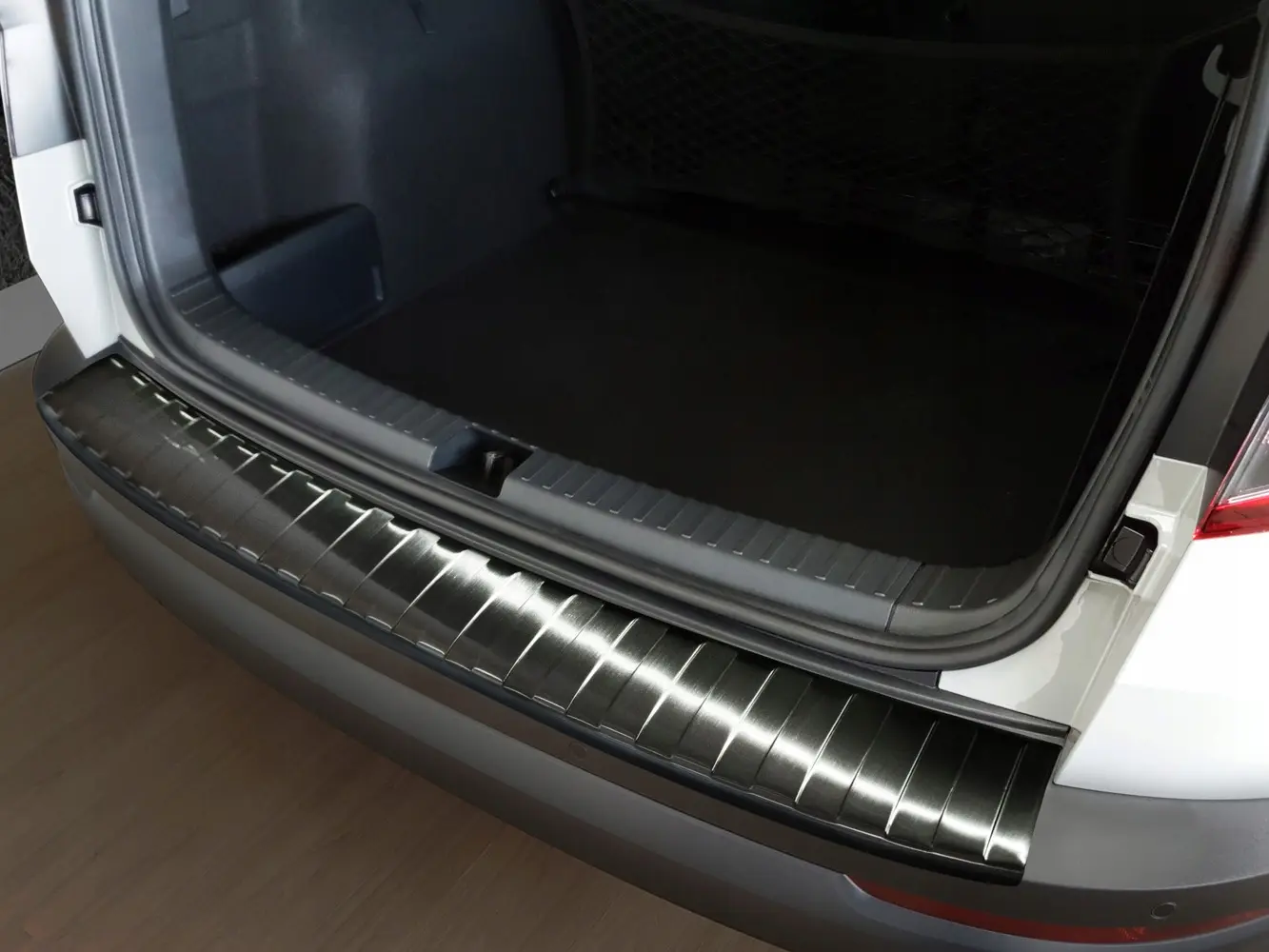 Bakfangerbeskytter Škoda Karoq 2017 -> │ Black Edition