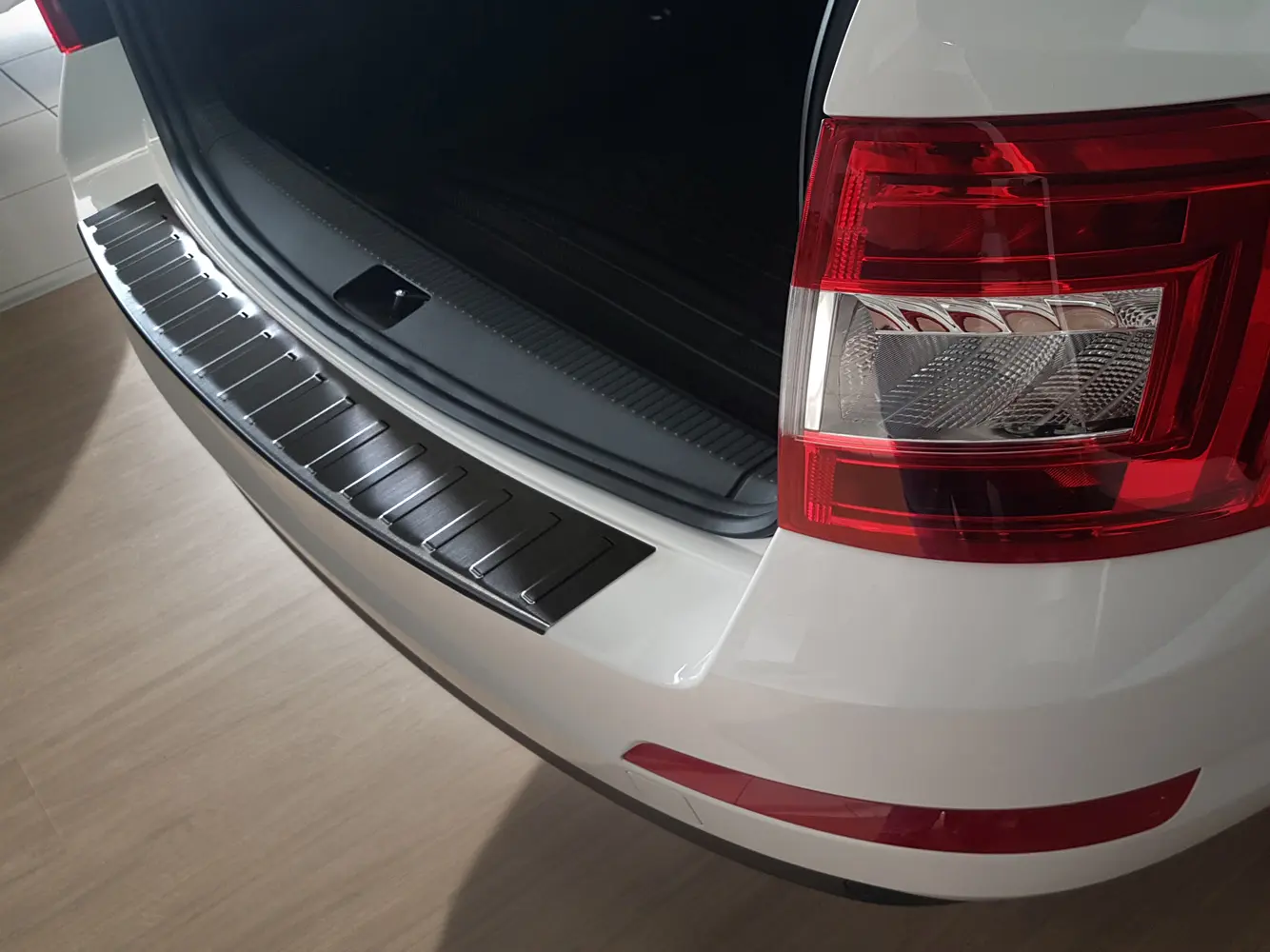 Bakfangerbeskytter Skoda Octavia III Stasjonsvogn 2013 - 2020 │ facelift Black Edition – bilde 3