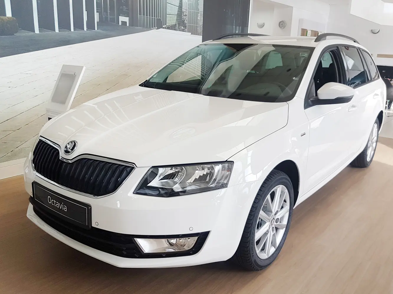 Bakfangerbeskytter Skoda Octavia III Stasjonsvogn 2013 - 2020 │ facelift Black Edition – bilde 7