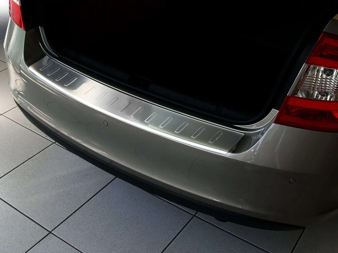 Bakfangerbeskytter Skoda Rapid 2012 - 2019 │ Silver Edition