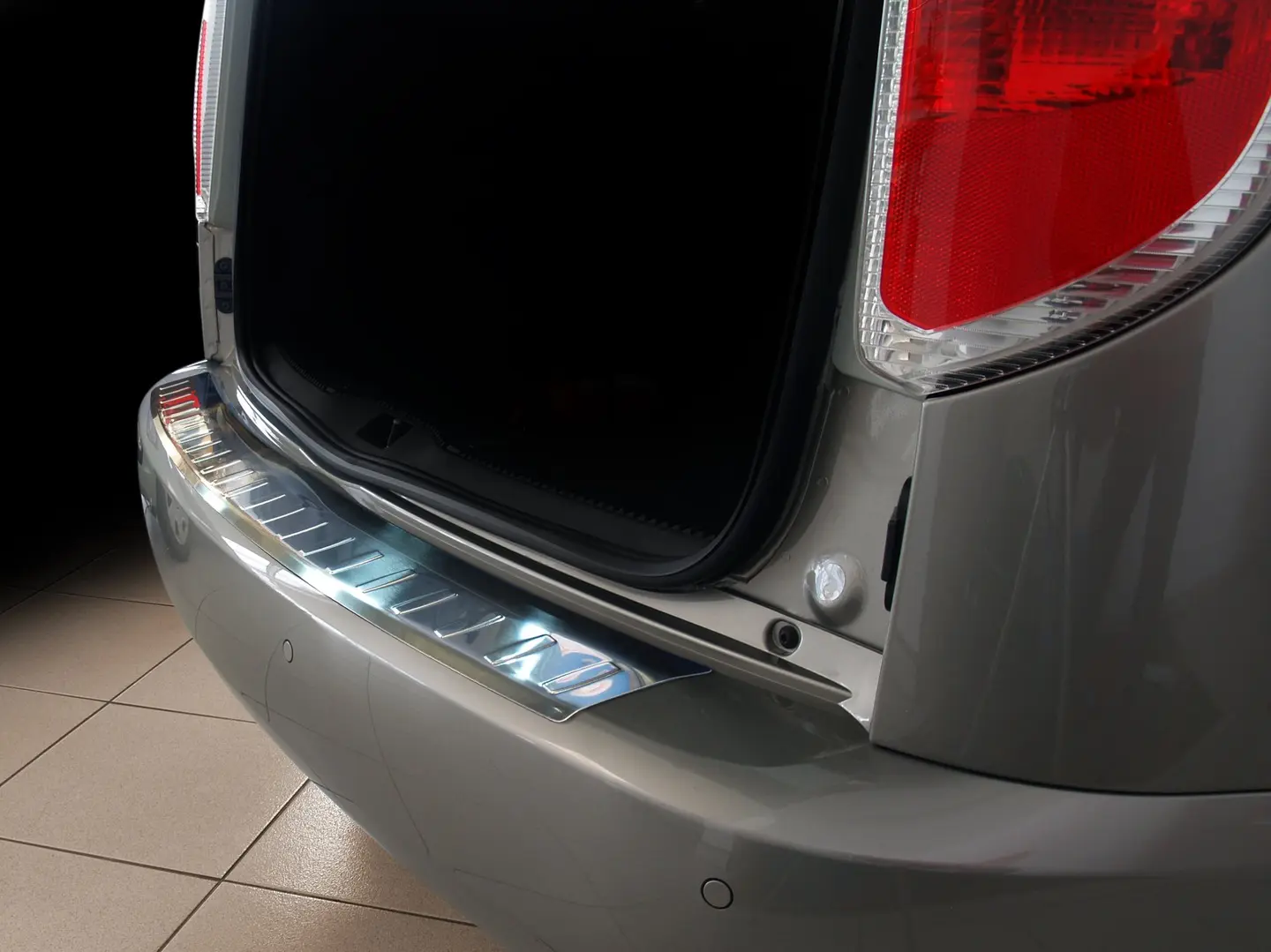 Bakfangerbeskytter Skoda Roomster 2006-2012 Silver Edition 
