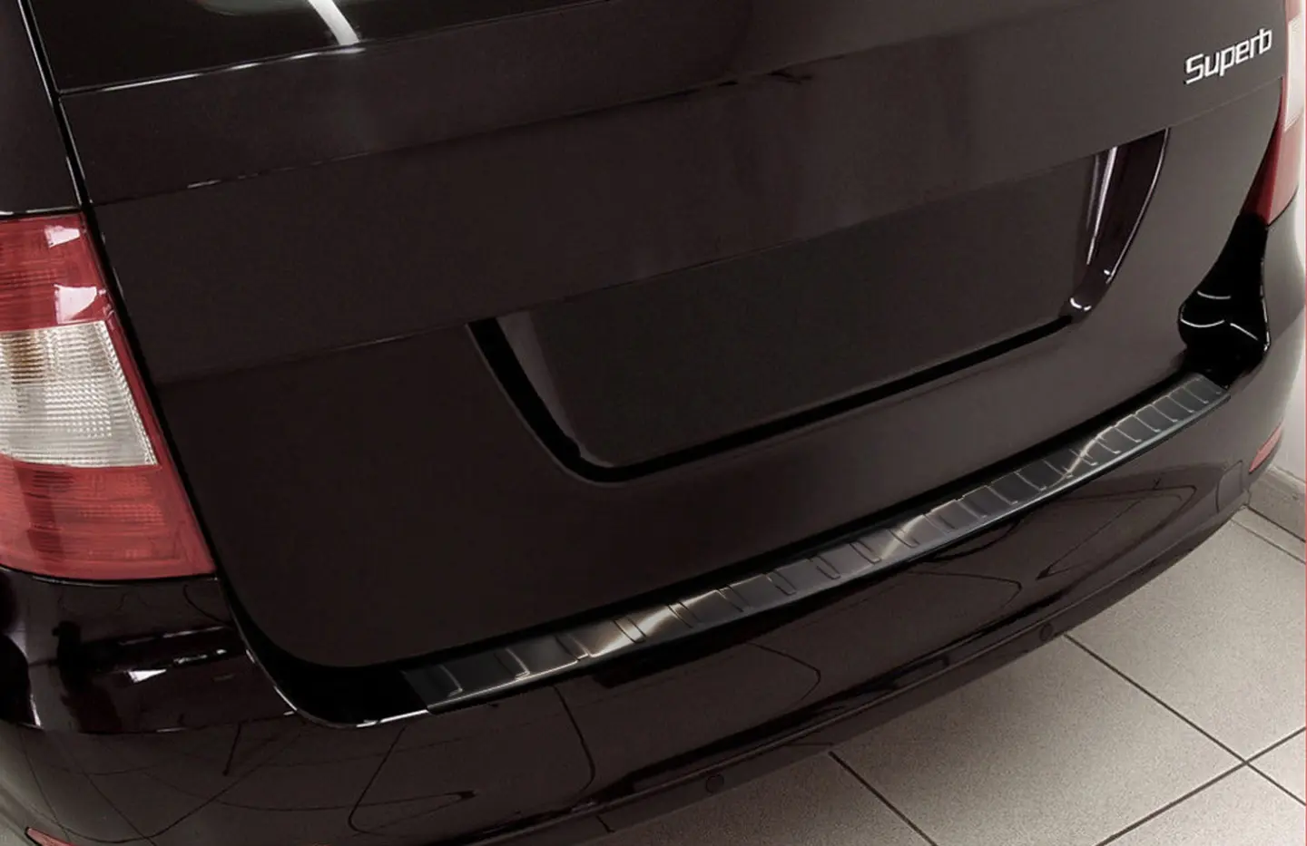 Bakfangerbeskytter Skoda Superb II Stasjonsvogn 2008 - 2013 │ Black Edition – bilde 3