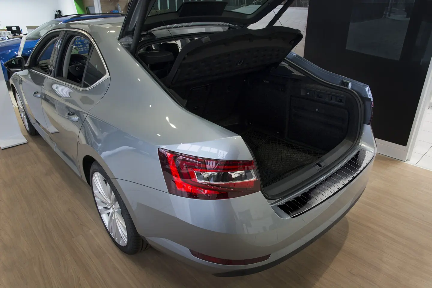 Bakfangerbeskytter Skoda Superb III Liftback 2015-2024 | Black Edition – bilde 2