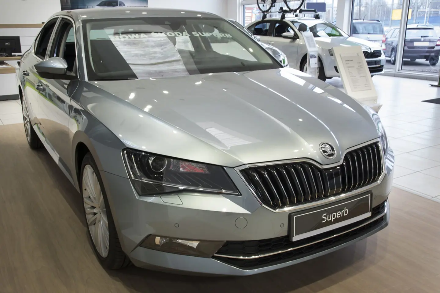 Bakfangerbeskytter Skoda Superb III Liftback 2015-2024 | Black Edition – bilde 7