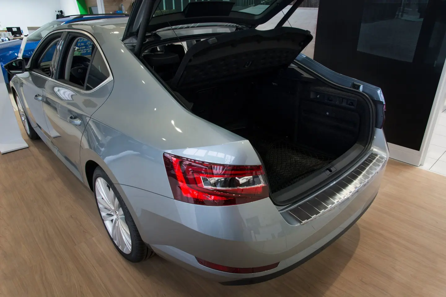 Bakfangerbeskytter Skoda Superb III Liftback 2015 - 2024 | Silver Edition – bilde 2