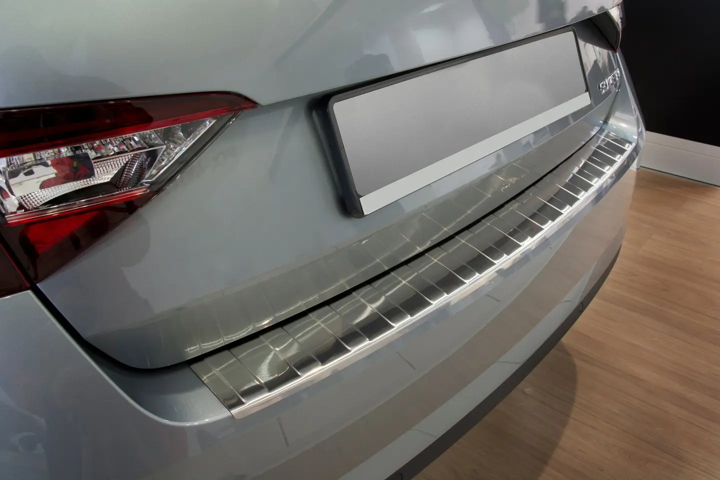 Bakfangerbeskytter Skoda Superb III Liftback 2015 - 2024 | Silver Edition – bilde 3