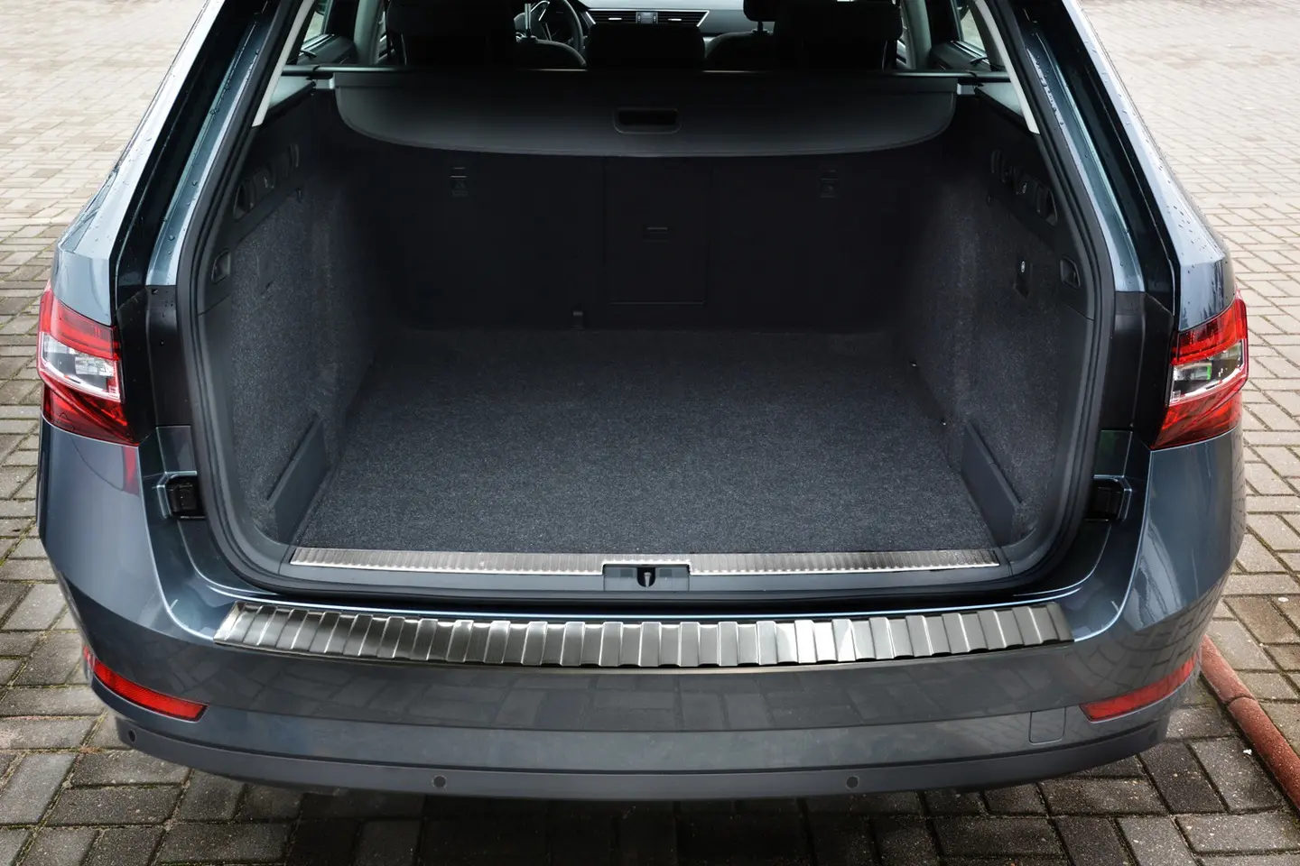 Bakfangerbeskytter Skoda Superb III Stasjonsvogn 2015-2024 | Silver Edition – bilde 2