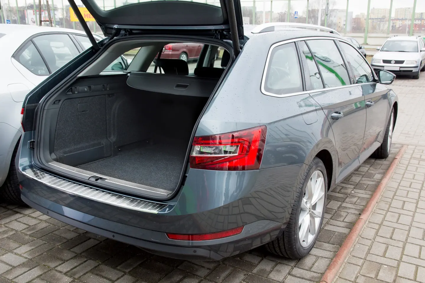 Bakfangerbeskytter Skoda Superb III Stasjonsvogn 2015-2024 | Silver Edition – bilde 3