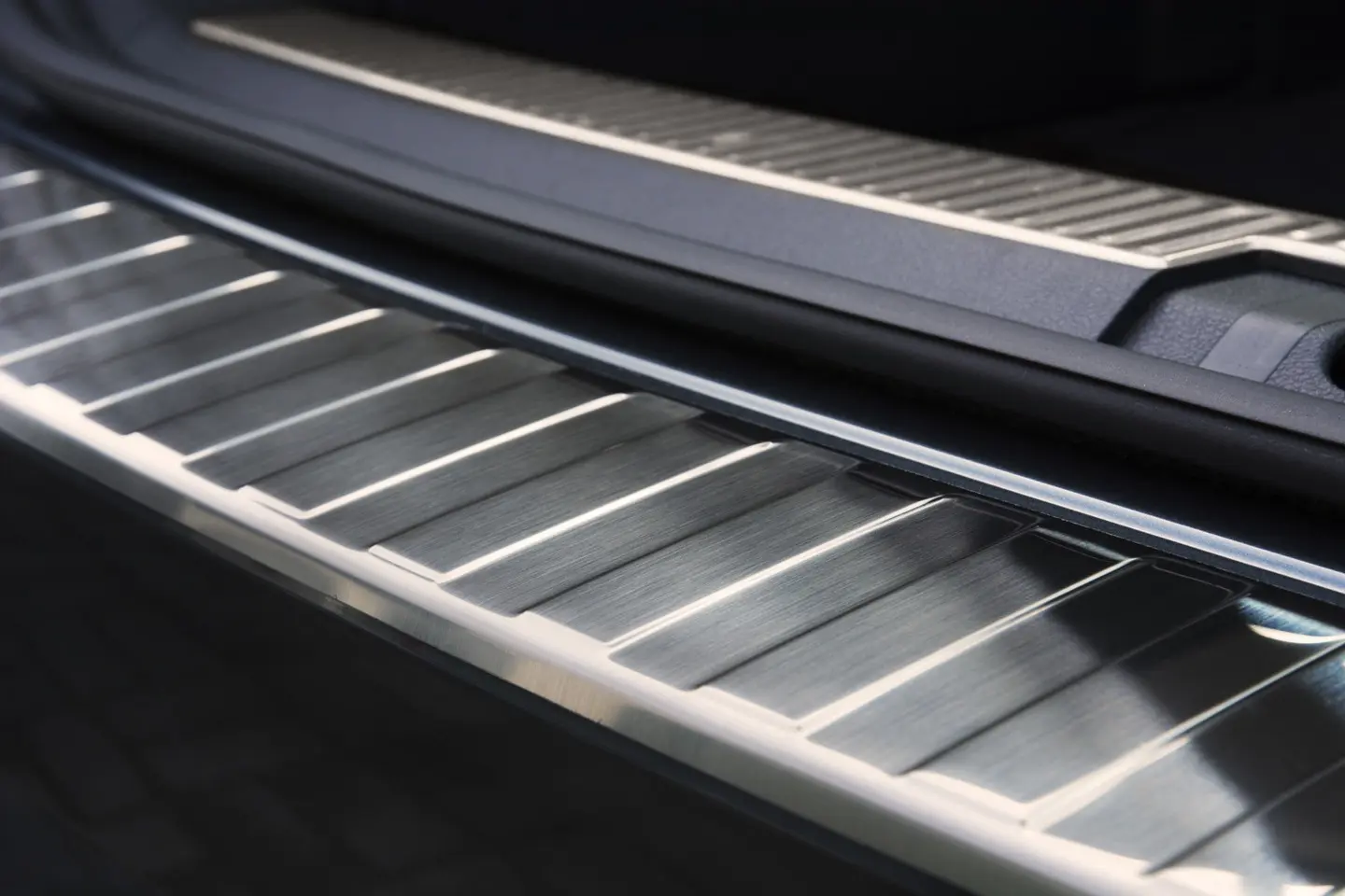 Bakfangerbeskytter Skoda Superb III Stasjonsvogn 2015-2024 | Silver Edition – bilde 4