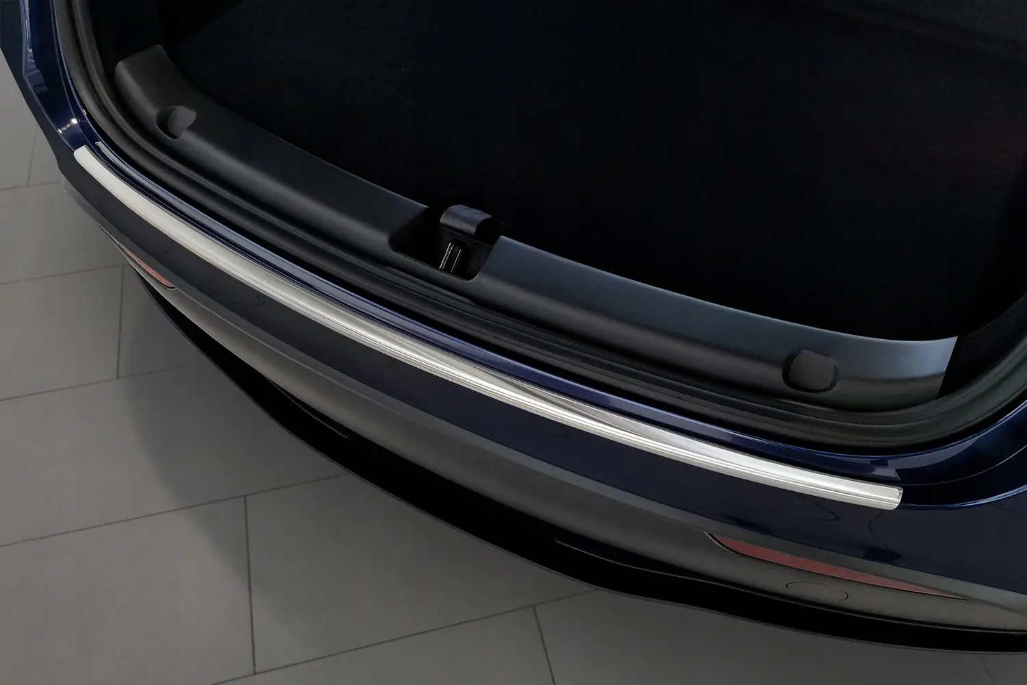 Bakfangerbeskytter Tesla Model Y 2020 - 2025  │ Chrome Steel Edition Image 1
