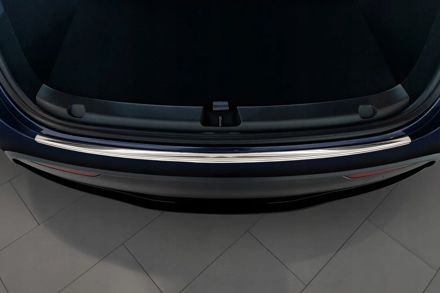 Bakfangerbeskytter Tesla Model Y 2020 - 2025  │ Chrome Steel Edition Image 2
