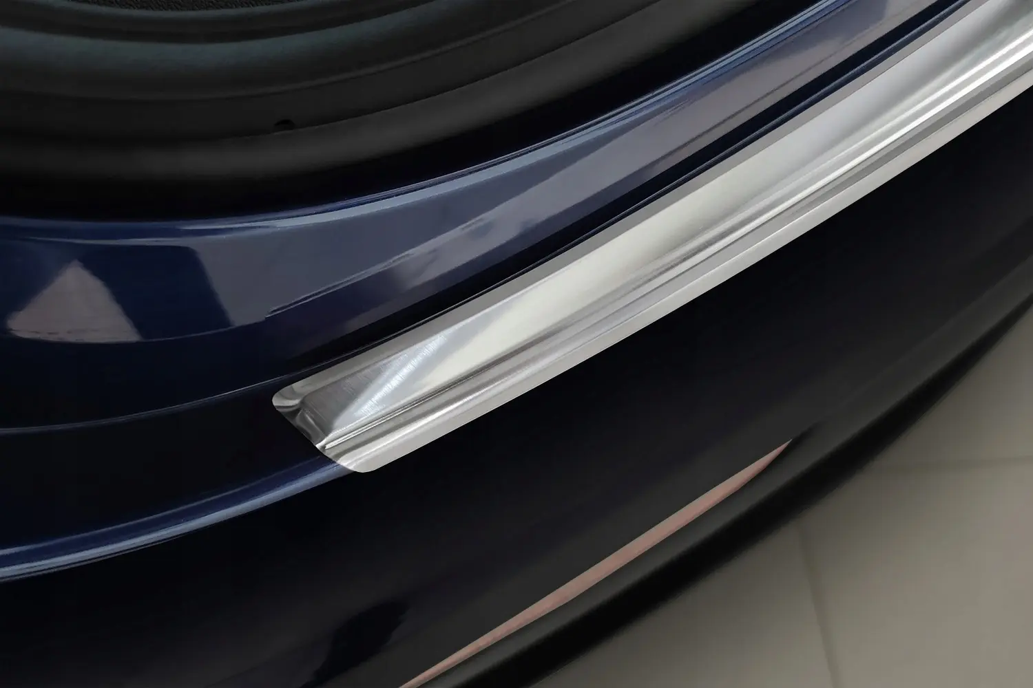 Bakfangerbeskytter Tesla Model Y 2020 - 2025  │ Chrome Steel Edition Image 3